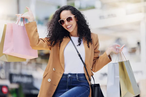 购物袋 零售和顾客妇女在城市街道上的镜头耀斑为时尚打折 服装选择或快乐销售 兴奋的人走在奢侈品 财富或城市生活方式的肖像 — 图库照片