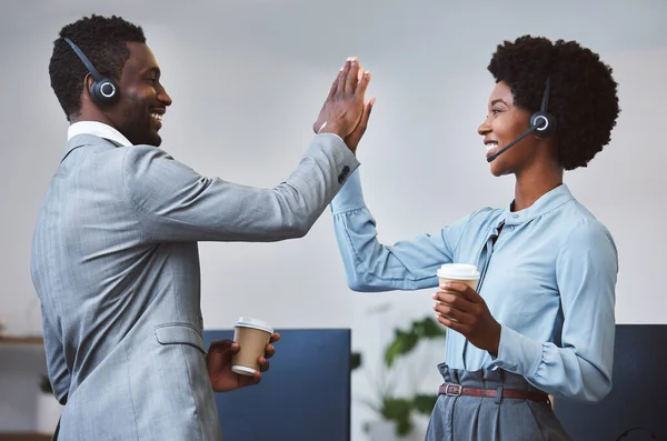 Két Boldog Afro Amerikai Call Center Telemarketing Ügynök Egymásnak Egy — Stock Fotó