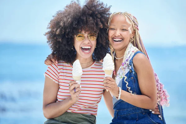 アイスクリーム 夏のビーチ マイアミでの休暇旅行 太陽の光で屋外の若者のライフスタイルのために食べる女性の友人 夏にアイスクリームデザートとハッピー 多様性とファッション10代 — ストック写真