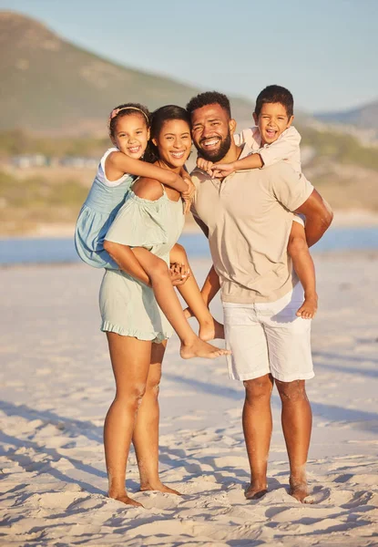 Retrato Completo Una Familia Feliz Raza Mixta Pie Juntos Playa —  Fotos de Stock