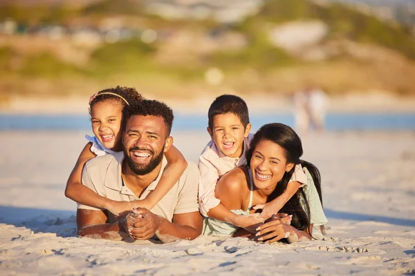 해변에 가족의 즐거운 시간을 보내고 휴가를 보내면서 부모에게 소녀와 — 스톡 사진