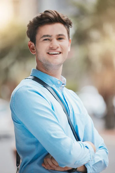 Empresario Sonrisa Retrato Con Visión Ciudad Trabajo Empresa Marketing Hombre —  Fotos de Stock