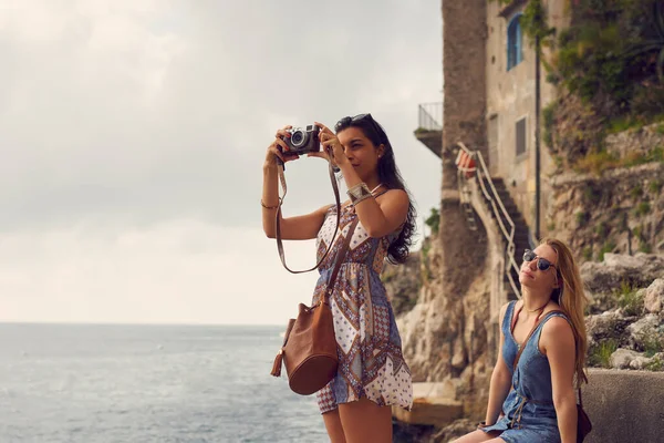 이탈리아의 아름다움을 포착하는 이탈리아에 친구와 유대를 카메라를 사용하는 매력적 — 스톡 사진