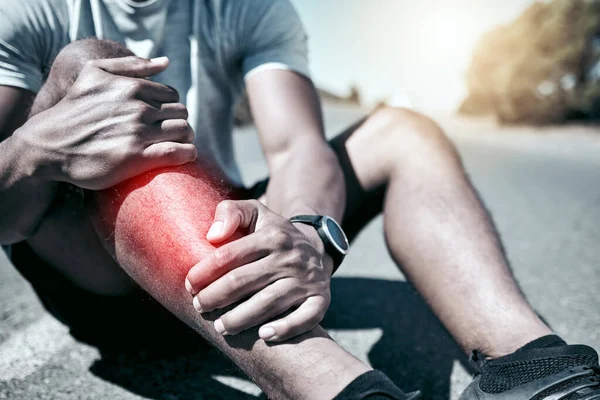 Detailní Fit Smíšené Rasy Muž Drží Nohu Bolestech Při Cvičení — Stock fotografie