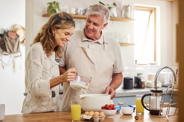 烹调和老年人夫妇与健康早餐果汁维生素C 营养或健康与支持 爱和照顾 退休老人或养恤金领取者一起做晨间食物 — 图库照片
