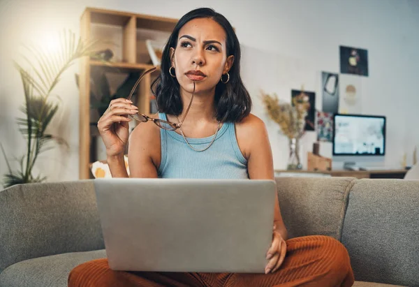 Piękna Mieszana Kobieta Rasy Myślenia Podczas Korzystania Laptopa Blogowania Salonie — Zdjęcie stockowe