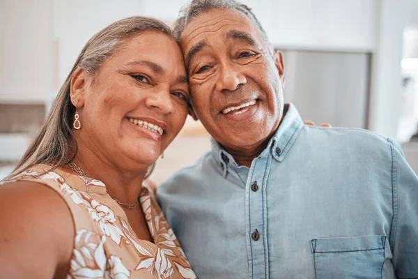 Uśmiech Selfie Szczęśliwa Para Zakochują Się Pokojowym Małżeństwie Domu Starsza — Zdjęcie stockowe