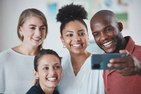 Vielfalt Freunde Und Handy Selfie Mit Einem Lächeln Zusammen Einem — Stockfoto