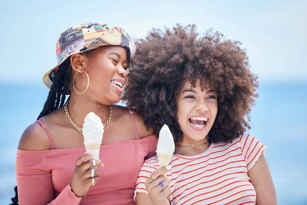 アイスクリーム 夏のビーチでの休暇 リラックスや休日のために幸せ ジャネイロの楽しい 幸福と休憩のための太陽の下で一緒に海でのデザートのための黒の女性 笑顔とコーン — ストック写真