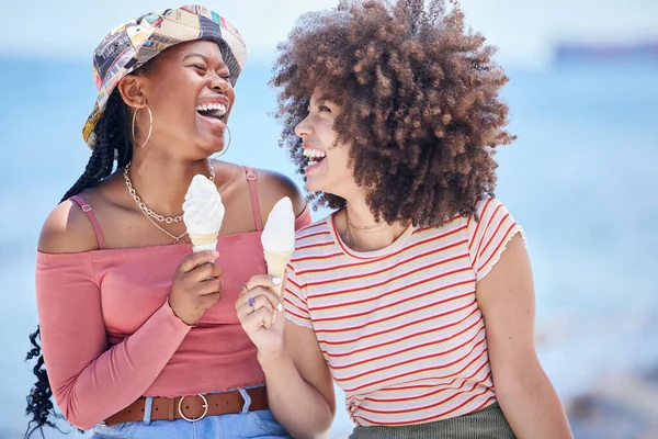 ビーチ アイスクリーム 休暇中の友人は 屋外での自由との絆 リラックスしながら面白い冗談で笑っています 幸福と夏休みのために海でアイスクリームを食べる若い女の子 — ストック写真