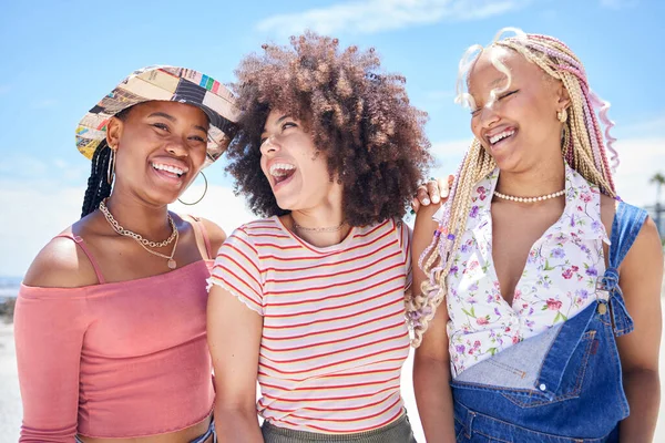 Playa Vacaciones Verano Con Una Mujer Negra Sus Amigos Disfrutando — Foto de Stock