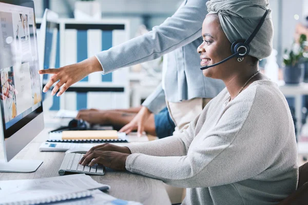 African American Call Centre Telemarketing Agent Receiving Training Assistance Supervisor — Stock Photo, Image