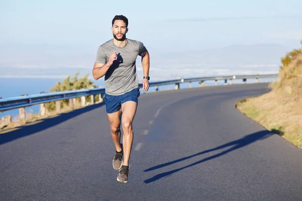 Fitness Hombre Correr Una Carretera Montaña Sudáfrica Para Hacer Ejercicio — Foto de Stock