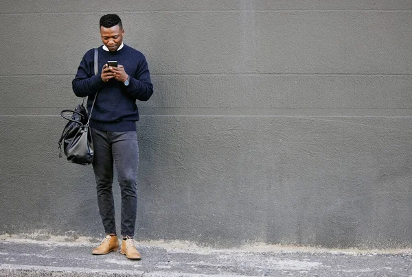 Obchodník Používá Svůj Mobil Když Prochází Městě Muž Používající Mobil — Stock fotografie