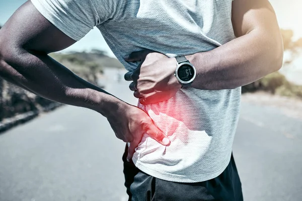 在户外运动时 穿着合身的混血男子腰酸背痛 无法辨认的男性运动员肌肉受伤 突出的是发亮的Cgi 你在运动时可能会受伤 — 图库照片