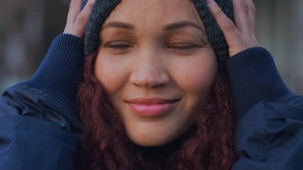 Bonnet Heureux Portrait Femme Hiver Avec Visage Satisfait Sentant Matériau — Video