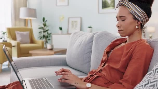 Stress Mal Testa Lavoro Distanza Donna Affari Laptop Divano Casa — Video Stock