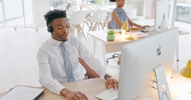 Obsługa Klienta Telemarketing Sprzedaż Czarnym Konsultantem Korzystającym Zestawu Słuchawkowego Podczas — Wideo stockowe