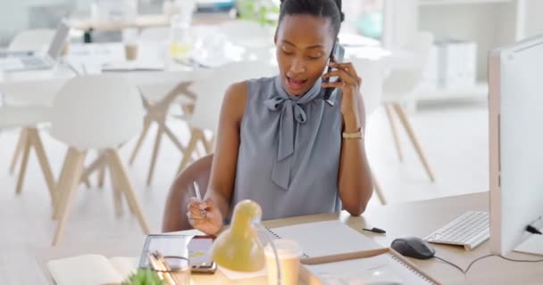ブラックビジネスの女性 タブレットや電話は デジタルマーケティング戦略 広告キャンペーンやブランドのアイデアのためのオフィスで顧客とのネットワークを呼び出します 技術文書や紙文書と話す労働者 — ストック動画