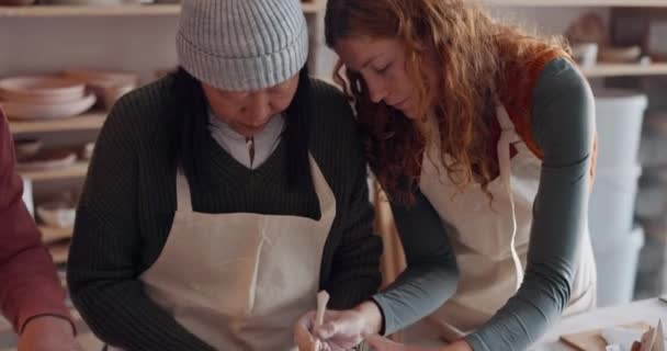 Ceramica Clasa Creativă Profesorul Ajută Studenții Mucegai Lut Hobby Atelier — Videoclip de stoc