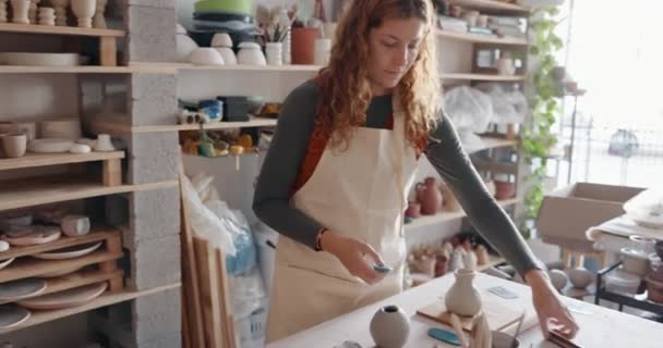 雕塑和小企业主妇女在她的创业零售店或工作室的产品设计过程 具有粘土生产生涯的年轻创意设计师企业家 — 图库视频影像