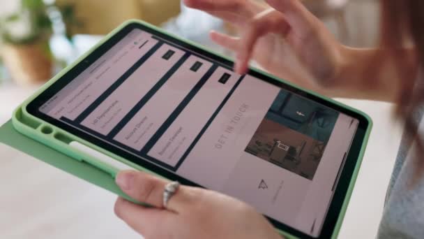 Mãos Tablet Digital Anúncios Recrutamento Emprego Para Mulher Casa Casa — Vídeo de Stock