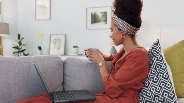 在客厅里和女人一起放松 用笔记本电脑和咖啡 搜寻社交媒体新闻 交流或看电影 互联网 与在家沙发在线工作的自由职业者的联系和网络联系 — 图库视频影像