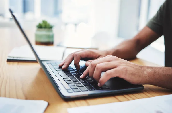 Búsqueda Mecanografía Portátil Con Las Manos Del Hombre Trabajando Comunicación — Foto de Stock