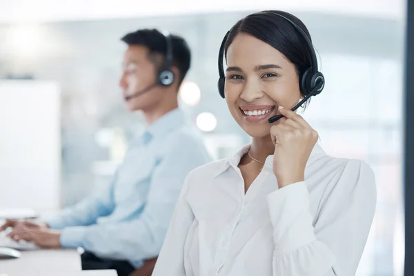 Vrouw Call Center Glimlach Consultant Kantoor Werkruimte Met Headset Voor — Stockfoto