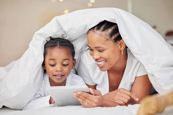 She Knows Her Way Technology Better Attractive Young Mother Bonding — Stock Photo, Image