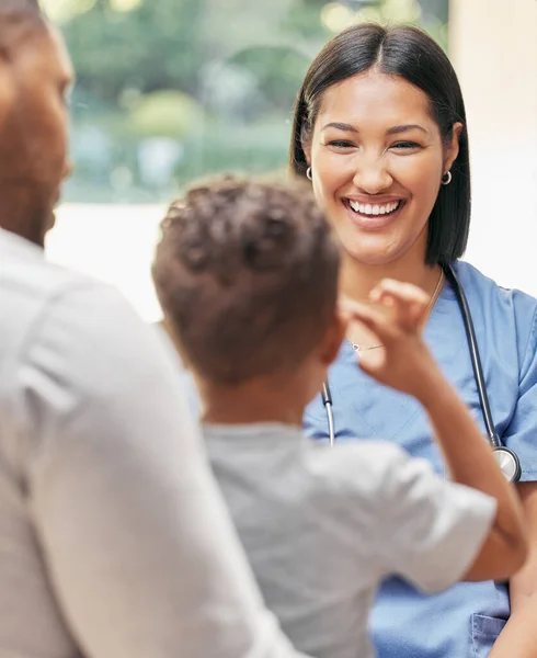 Enfermera Cuidadora Que Trabaja Con Una Familia Amistosa Enfermera Hablando —  Fotos de Stock