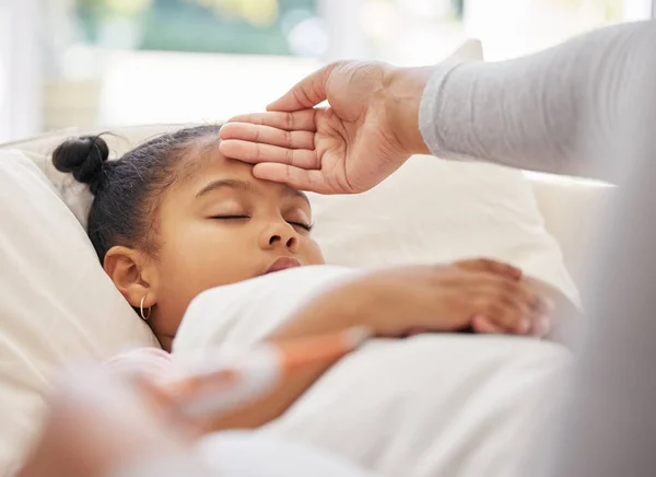 Krankes Kleines Mädchen Bett Während Besorgte Mutter Ein Thermometer Benutzt — Stockfoto