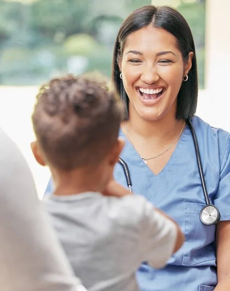 Caring Female Nurse Working Family Friendly Nurse Talking Little Girl — Stockfoto
