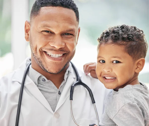 Portrait Handsome Young Black Paediatrician Holding Adorable Little Boy Hands — Stockfoto