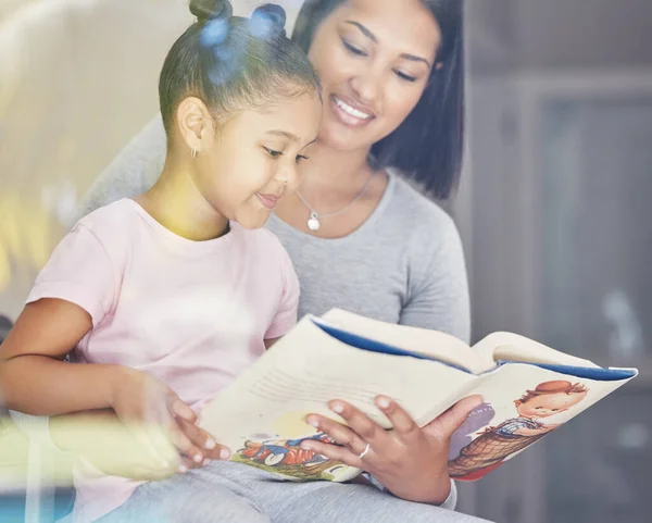 Houden Van Zijn Paniekerige Moeder Die Thuis Een Schattig Dochtertje — Stockfoto