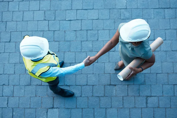 Gente Apretón Manos Sitio Asociación Arquitectos Con Ingeniero Construcción Bienvenida — Foto de Stock