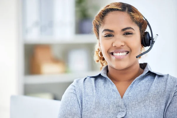 Closeup Smiling Mixed Race Female Call Center Agent Business Woman — Stock Photo, Image