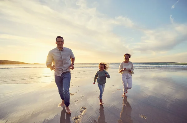 Famille Mixte Insouciante Courir Amuser Ensemble Sur Plage Les Parents — Photo