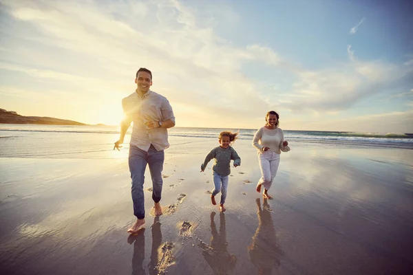 Familia Feliz Despreocupada Corriendo Divirtiéndose Playa Atardecer Los Padres Razas — Foto de Stock