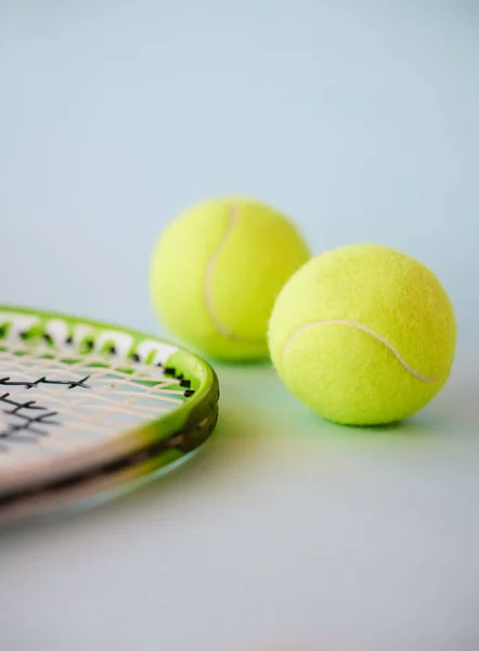 Deporte Pelota Tenis Raqueta Estudio Vacío Sobre Fondo Gris Para —  Fotos de Stock