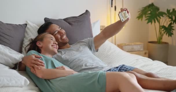 Casal Feliz Selfie Quarto Rindo Fotos Móveis Engraçadas Para Mídias — Vídeo de Stock
