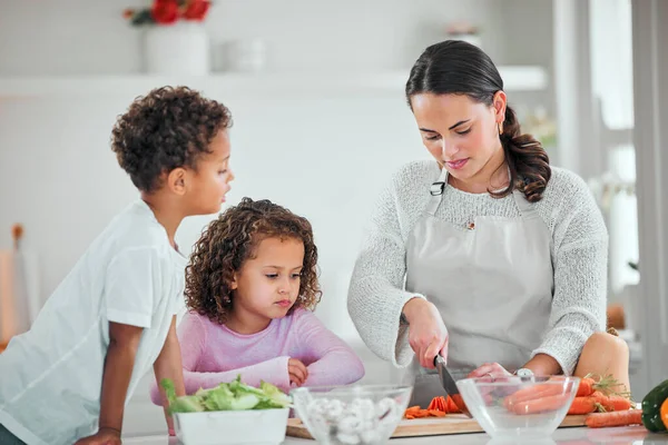 Haré Corte Una Familia Joven Cocinando Comida Casa — Foto de Stock