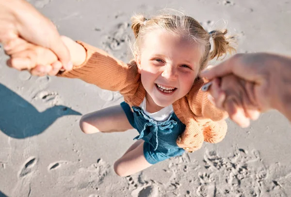 父親とビーチの海岸で腕を組んで円を描く幸せな白人の少女 晴れた夏休みに親と一緒に屋外で楽しい時間を過ごしているかわいい遊び心のある子供の顔 — ストック写真