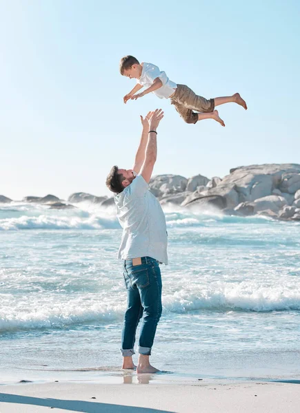 Papá Soltero Jugando Con Hijo Playa Durante Día Padre Soltero — Foto de Stock