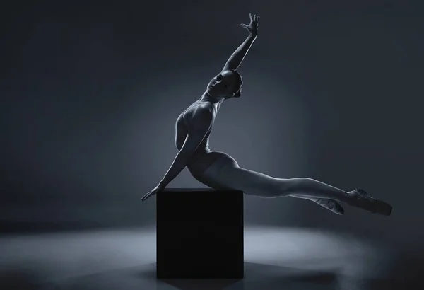 Tanz Kreatives Und Ballerina Mit Sprung Der Performance Vor Schwarzem — Stockfoto