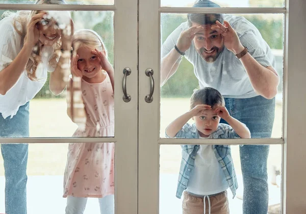 Zvláštní Pár Malými Dětmi Které Stojí Nakukují Svého Nového Domova — Stock fotografie