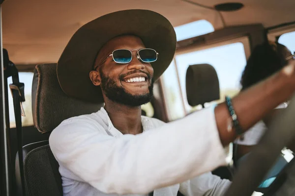 夏休み 旅や冒険でキャラバンを運転旅行 道路の旅と幸せな黒人男性 休日の目的地へのドライブに笑顔で幸せ 自由とアフリカの男 — ストック写真