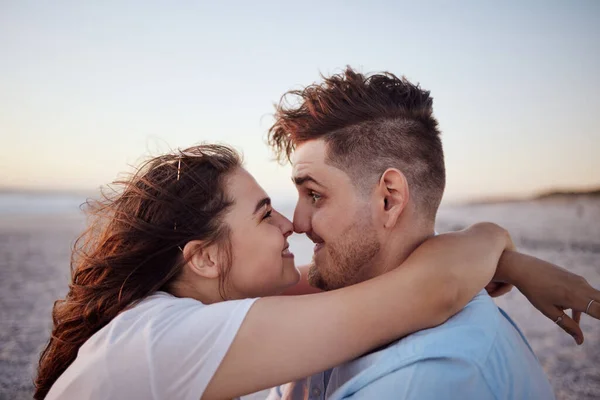 真正的情侣在沙滩上 鼻子触摸爱情 约会和浪漫的感情 真正的爱情和风趣的男人和女人在海洋的夕阳西下快乐 拥抱和嬉闹的夏季假期 — 图库照片