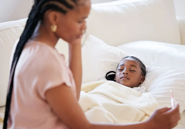 Sick Little Girl Bed While Her Mother Uses Thermometer Check — Stock Photo, Image