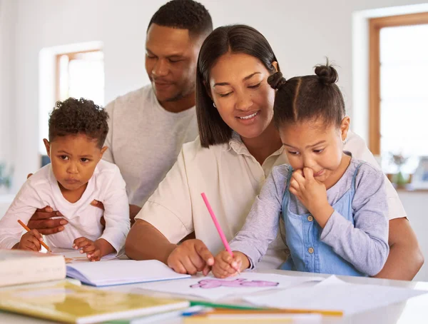 Menino Menina Aprendendo Estudando Através Escola Casa Com Mãe Pai — Fotografia de Stock